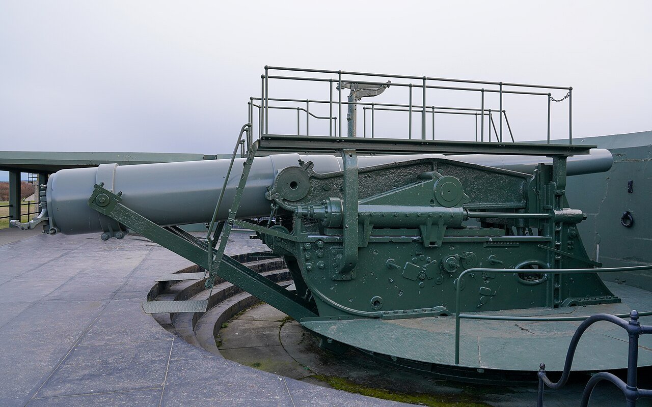 Disappearing mechanism, gun lowered, right side, 10" gun No. 28, Battery Moore, Ft Casey, Whidbey Island, Washington, USA