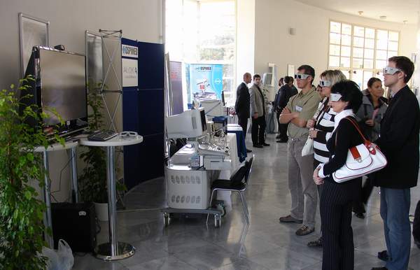 people watching 3D projection of chirurgical operation by active shutterglasses
